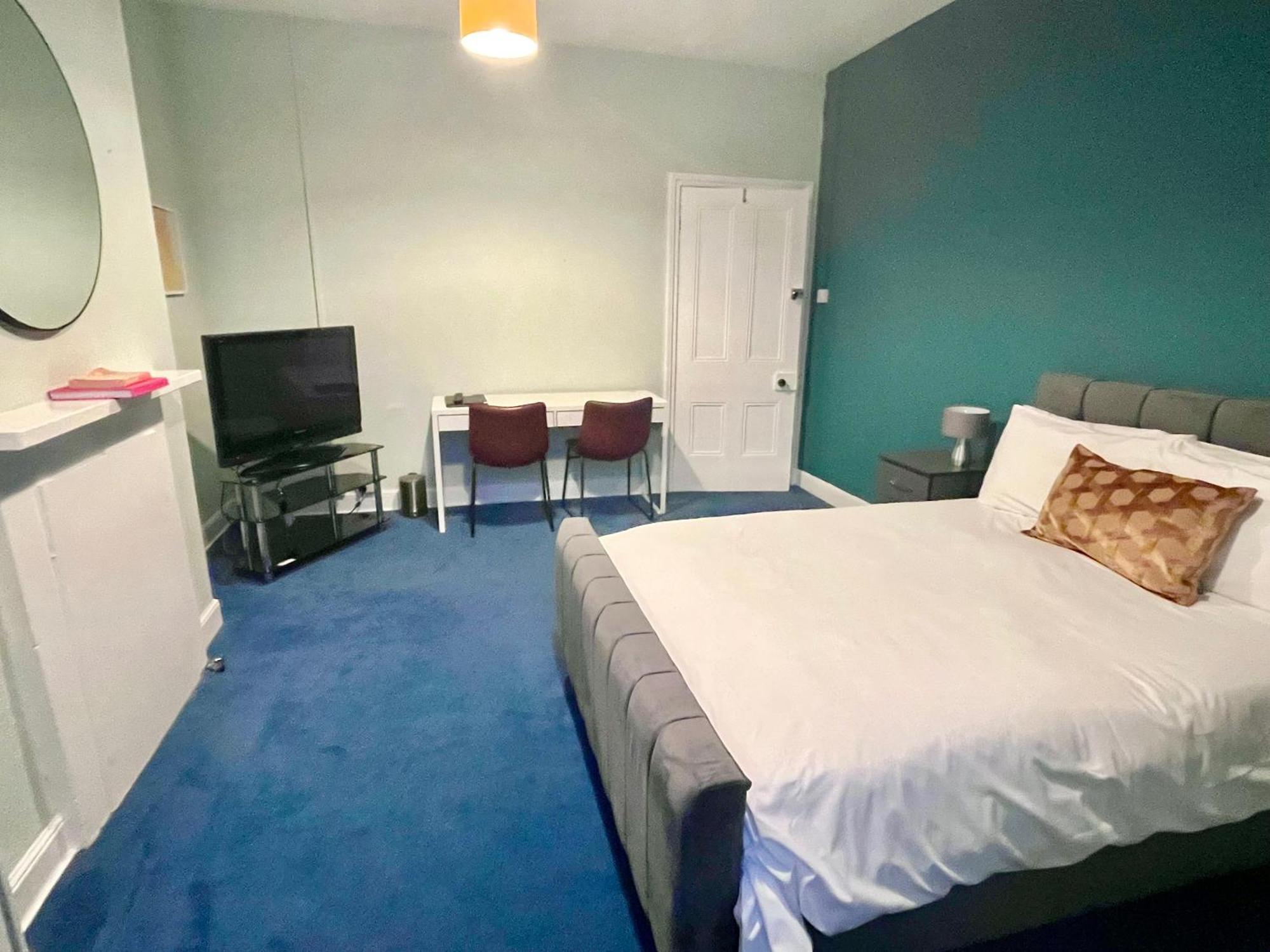 The Blue Piano Guesthouse Birmingham Room photo
